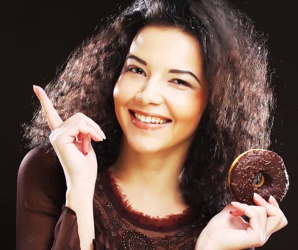 Mulher segurando um donut — Fotografia de Stock