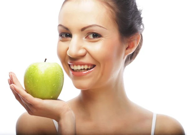 Femme souriante avec pomme verte — Photo