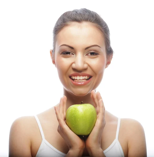 Улыбающаяся женщина с зеленым яблоком — стоковое фото
