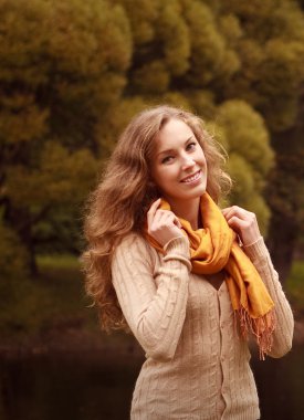 güzel kadın rahatlatıcı sonbahar Park