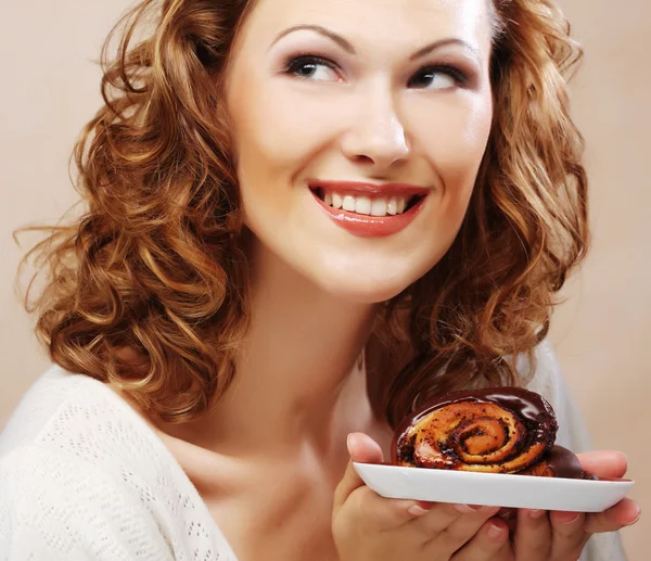 Lachende vrouw met cake — Stockfoto