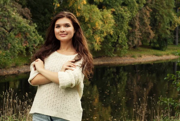 Mujer feliz cerca del río en temporada de otoño —  Fotos de Stock