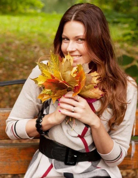 Sonbahar yaprakları olan zarif bir kadın. — Stok fotoğraf