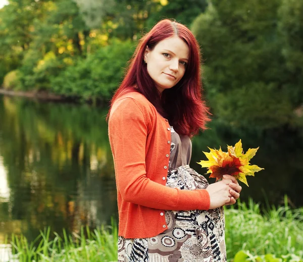 Mujer embarazada caminando en el parque de otoño — Foto de Stock