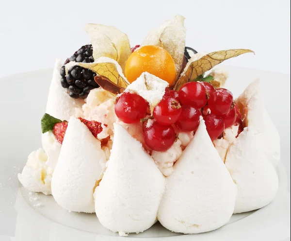 Valkoinen Cream Icing Cake hedelmiä ja suklaata — kuvapankkivalokuva