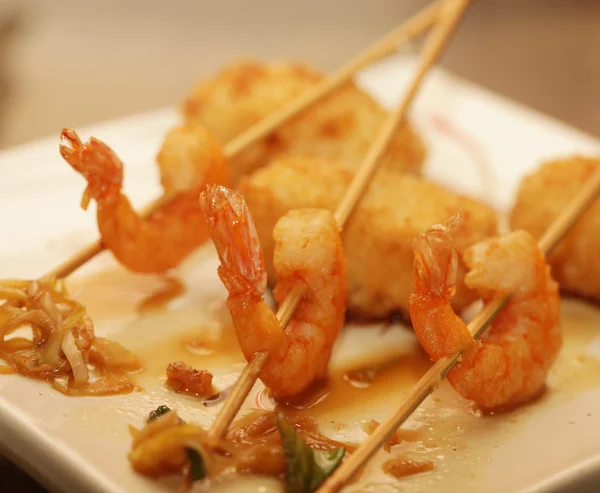 Crevettes grillées avec riz sur assiette blanche — Photo