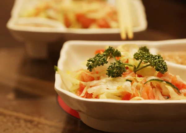 Ensalada con verduras y salmón —  Fotos de Stock