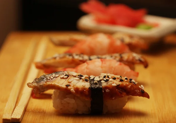 Sushi japonés en plato de madera —  Fotos de Stock