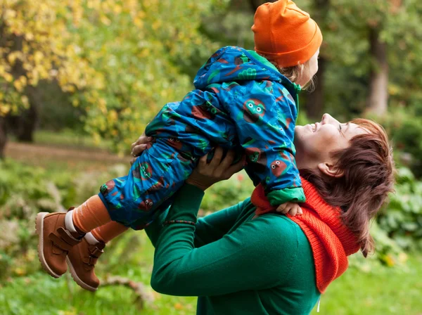 Glückliche Familie hat Spaß im Herbstpark — Stockfoto
