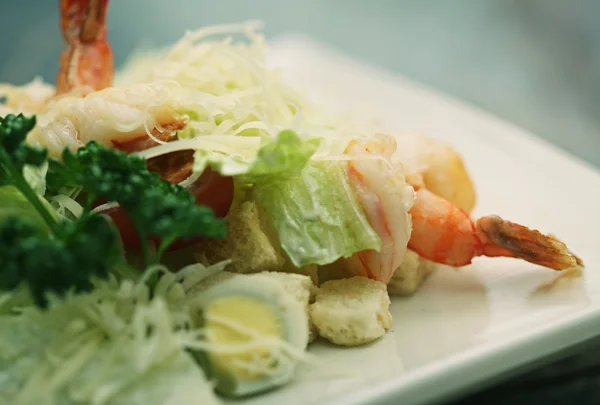 Caesar salad with shrimp — Stock Photo, Image