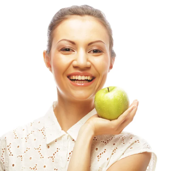 Leende kvinna med grönt äpple — Stockfoto