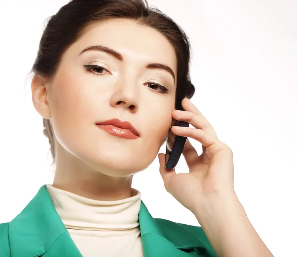Портрет улыбающейся деловой женщины, говорящей по телефону — стоковое фото