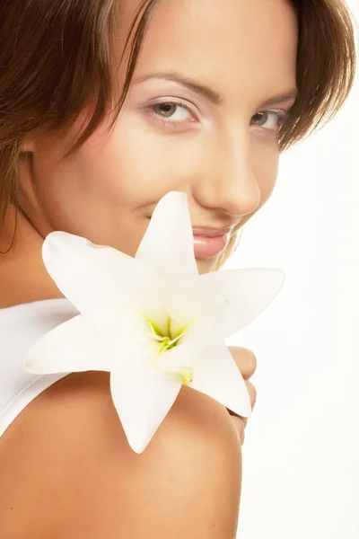 Jovem com pele limpa fresca e flor branca — Fotografia de Stock