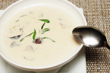 Miso çorbası beyaz tabak