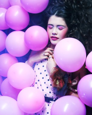 uyku yer balonlar arasında yatan kadın