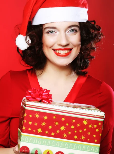 Žena s vánoční dárkovou krabicí — Stock fotografie