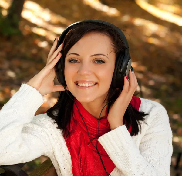 Du njuter av musik i höst park — Stockfoto