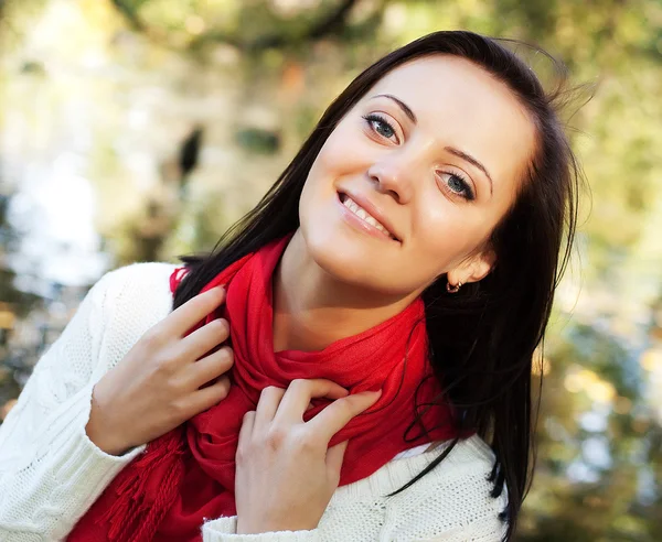 Lycklig kvinna nära floden under höstsäsongen — Stockfoto
