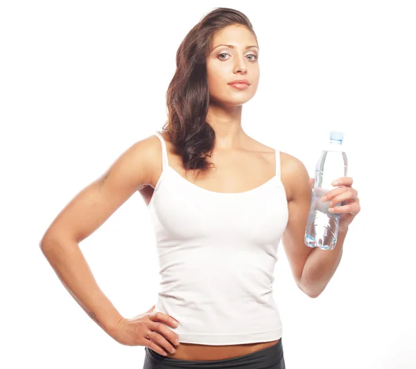 Sonriente joven mujer deportiva con agua —  Fotos de Stock