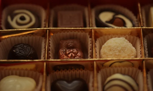 Bonbons au chocolat dans une boîte — Photo
