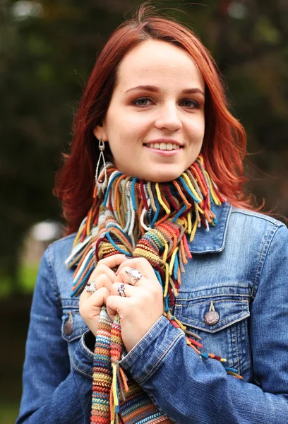 Porträt einer schönen, charmant lächelnden Frau — Stockfoto