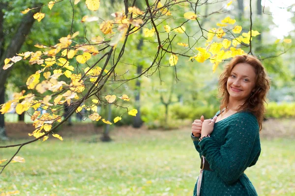 Donna che cammina nel parco autunnale — Foto Stock