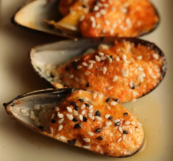 Delicious baked mussles — Stock Photo, Image