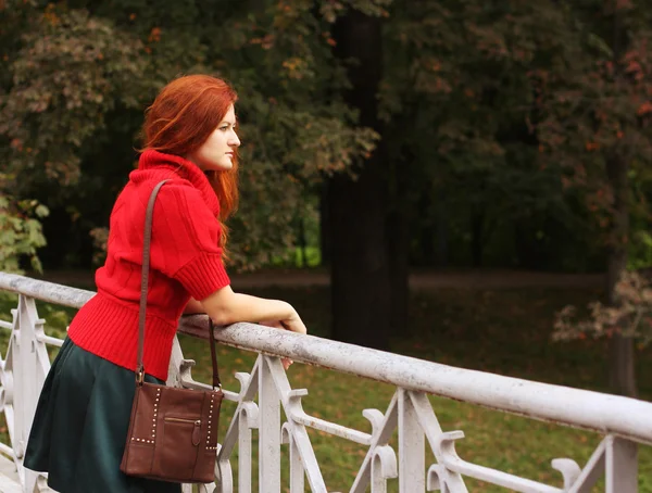 秋天的公园里的时尚女人 — 图库照片