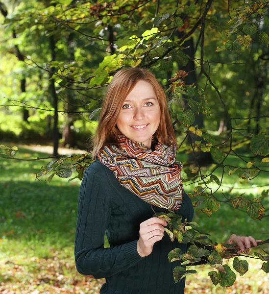 Modefrau im Herbstpark — Stockfoto