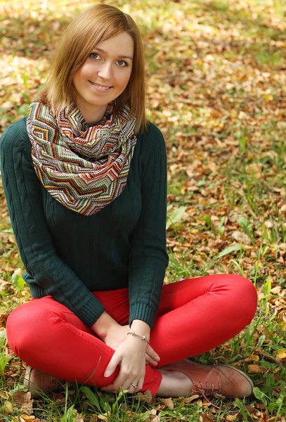 Mode vrouw in herfst park — Stockfoto