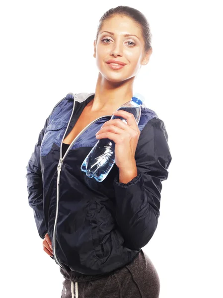 Sorridente giovane donna sportiva con acqua — Foto Stock