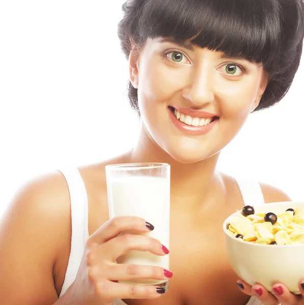 Jonge vrouw met muesli en melk — Stockfoto