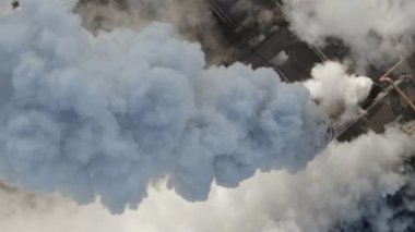 Fabrika boruları hava kirliliği, çevre sorunları. Endüstriyel fabrika kirliliği, baca bacası egzoz gazı. Endüstri bölgesi, yoğun duman. İklim değişikliği, ekoloji, atmosfer gazı, ozon tabakası
