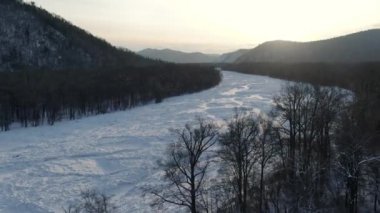 Khabarovsk Bölgesi 'ndeki Rusya' daki Anyui Nehri üzerinde kış uçağı uçuşu.