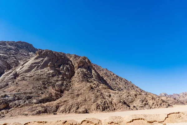 エジプトの山です。エジプトの山脈です。エジプトを旅するんだ。エジプトの砂漠は — ストック写真
