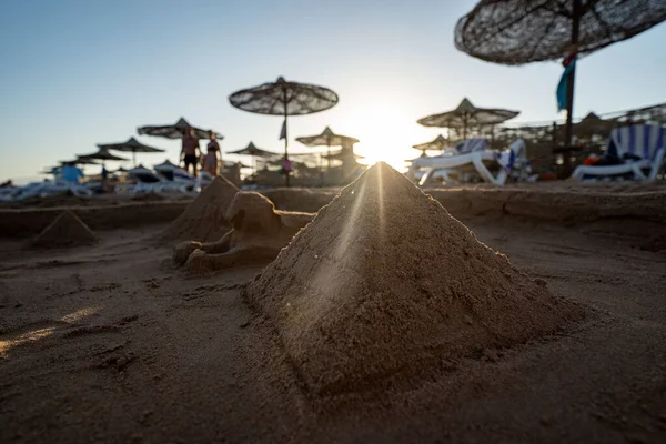 Вид на море пальмы, курортный пляж с шезлонгами, зонтиками и морем. Египет. — стоковое фото