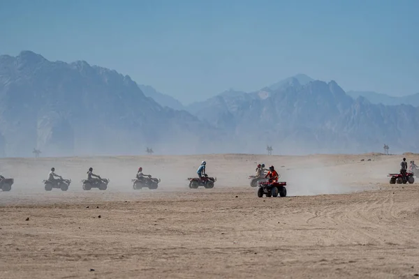 エジプトのフルガダ市から遠くないアラビア砂漠でサファリ旅行中にクワッドバイクを運転する人々 — ストック写真