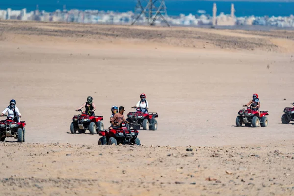 エジプトのフルガダ市から遠くないアラビア砂漠でサファリ旅行中にクワッドバイクを運転する人々 — ストック写真