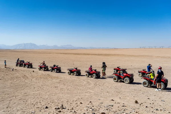 エジプトのフルガダ市から遠くないアラビア砂漠でサファリ旅行中にクワッドバイクを運転する人々 — ストック写真