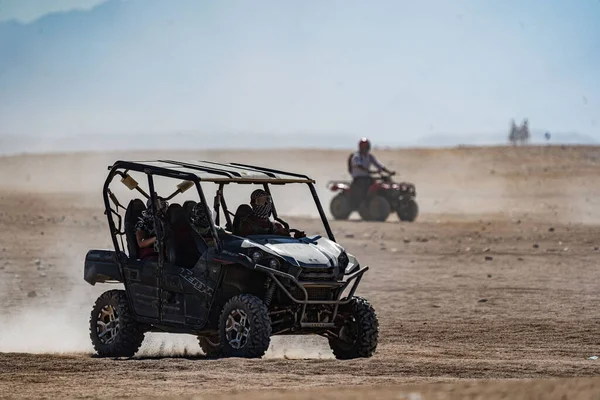 Lidé řízení čtyřkolky během safari výlet v arabské poušti nedaleko města Hurghada, Egypt — Stock fotografie
