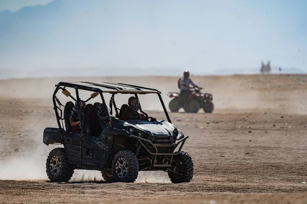 People driving quad bikes during safari trip in Arabian desert not far from Hurghada city, Egypt — Fotografia de Stock