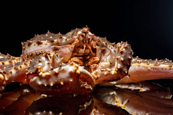 Surowy żywy krab kamczatka Paralithodes camtschatica, odizolowany na czarnym tle — Zdjęcie stockowe