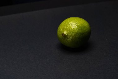 limon ağacı dalları asılı ve siyah arkaplan
