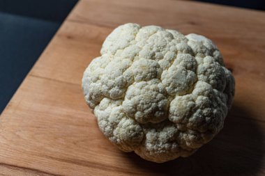 Karnabahar bütün bir tahta üzerinde