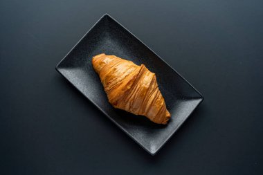 Ayçöreği ve bir fincan çay tarafsız bir arka planda seçici bir odak.