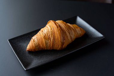 Ayçöreği ve bir fincan çay tarafsız bir arka planda seçici bir odak.