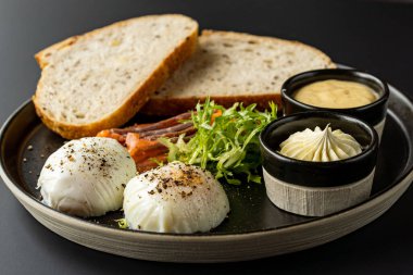 Sağlıklı kahvaltı. Avokadolu tam buğday ekmeği, haşlanmış yumurta, yumuşak peynir ve beyaz arka planda filizler. Üst Manzara. Sağlıklı diyet yemekleri. Yüksek kalite fotoğraf