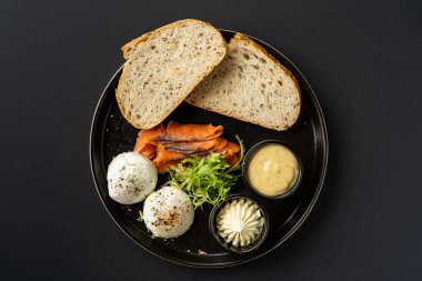 Sağlıklı kahvaltı. Avokadolu tam buğday ekmeği, haşlanmış yumurta, yumuşak peynir ve beyaz arka planda filizler. Üst Manzara. Sağlıklı diyet yemekleri. Yüksek kalite fotoğraf