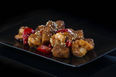 Kurumsal, noel, doğum günü partisi ya da düğün kutlamalarında farklı atıştırmalıklar ve aperatiflerle güzel dekore edilmiş yemek ziyafeti masası. Yüksek kalite fotoğraf