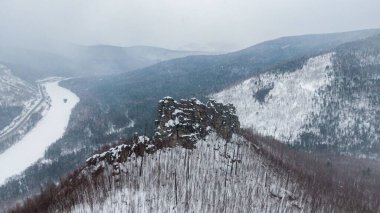 Kışın Anyui nehrinde kayalar. Nehrin üstündeki kayalar. Mansky Sütunları. Yüksek kalite fotoğraf